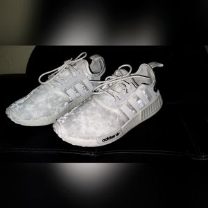 White velour women’s Adidas sneakers! NMD_R1 SHOES